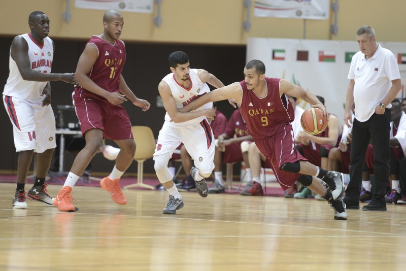 في أول مباريات منافسة السلة: الثلاثيات تحقق الفوز للمنتخب القطري على نظيره البحريني